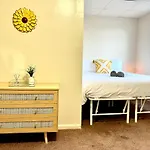 Bright & Cozy 2 Bed Home Private Parking