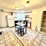 Bright & Cozy 2 Bed Home Private Parking