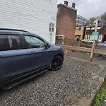 Bright & Cozy 2 Bed Home Private Parking