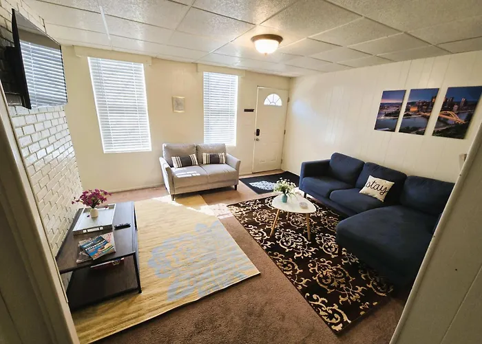 Bright & Cozy 2 Bed Home Private Parking