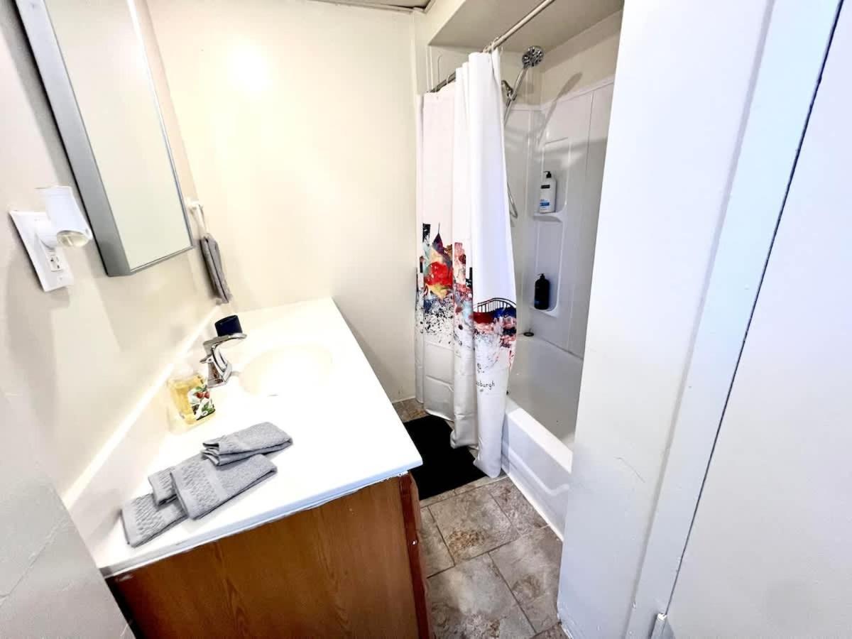 Bright & Cozy 2 Bed Private Parking