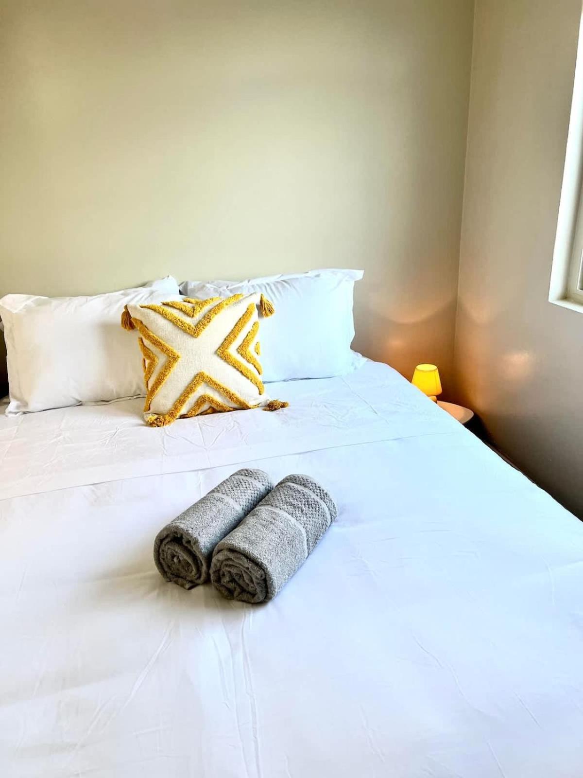 Bright & Cozy 2 Bed Private Parking Holiday home *