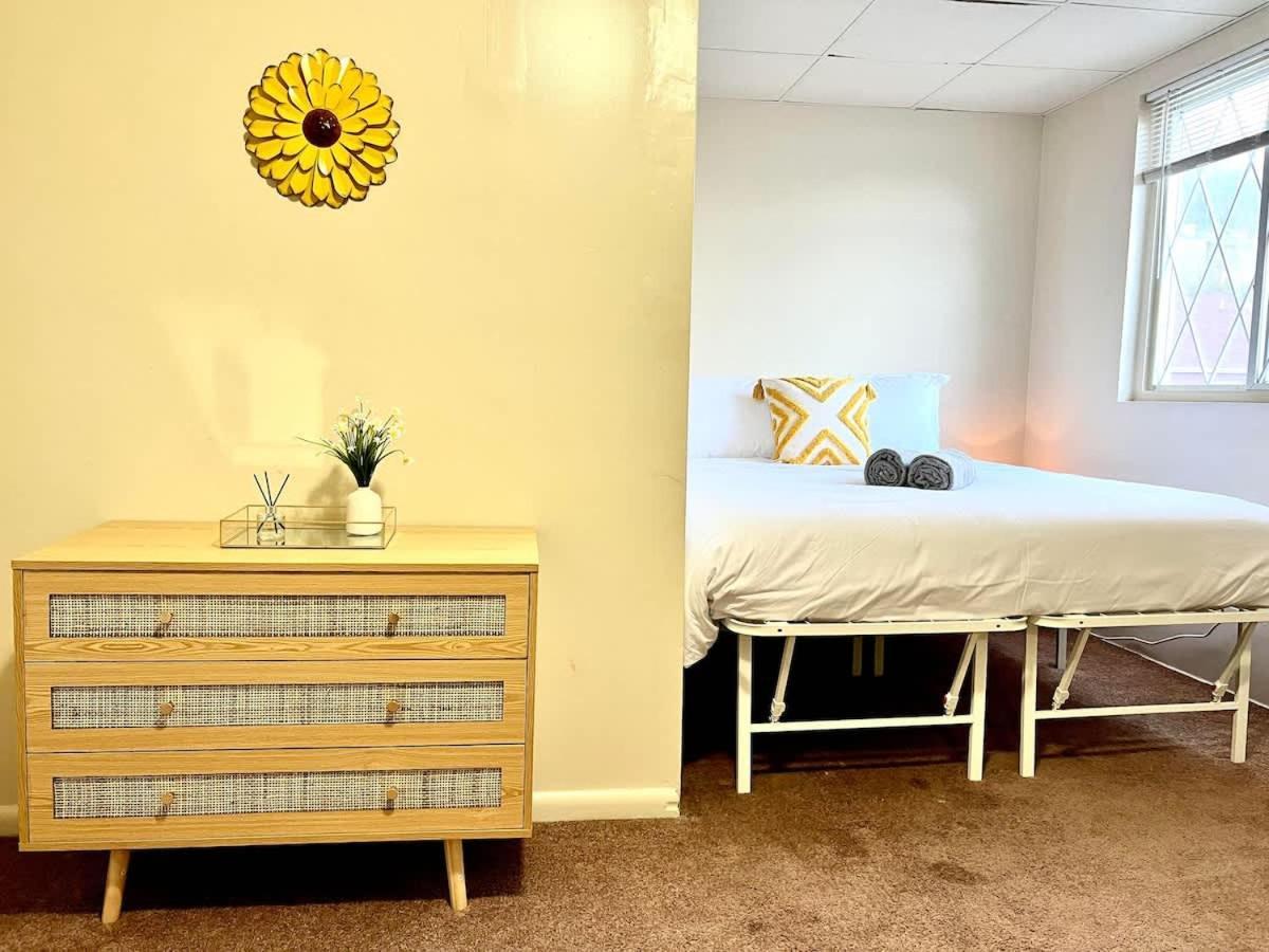 Bright & Cozy 2 Bed Private Parking Holiday home