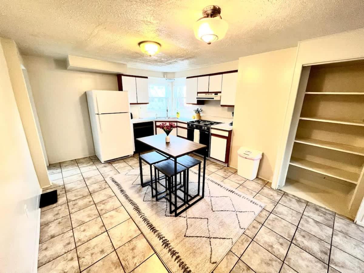 Holiday home Bright & Cozy 2 Bed Private Parking