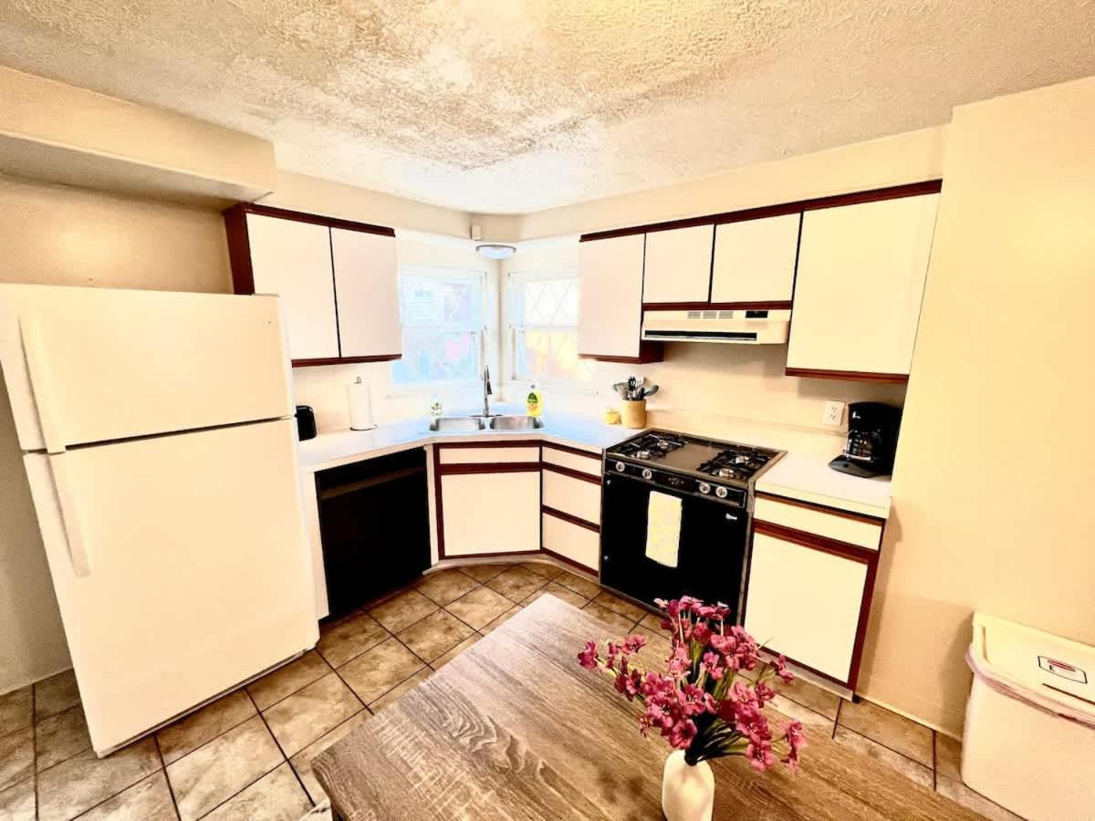 Bright & Cozy 2 Bed Private Parking Holiday home *
