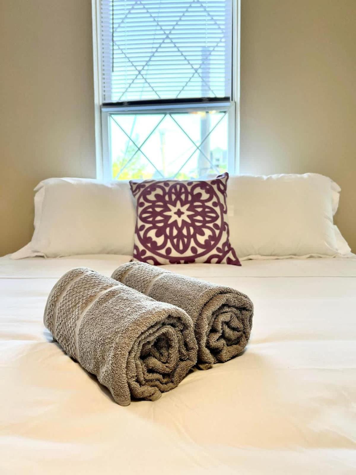 Bright & Cozy 2 Bed Private Parking